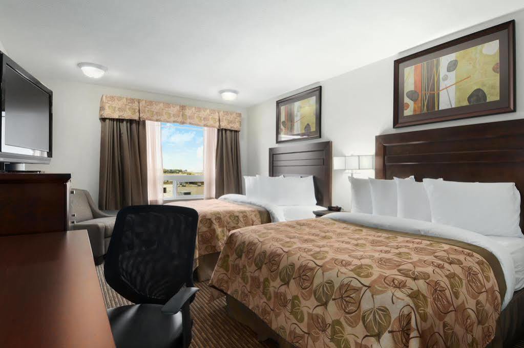 Coast Weyburn Hotel Room photo